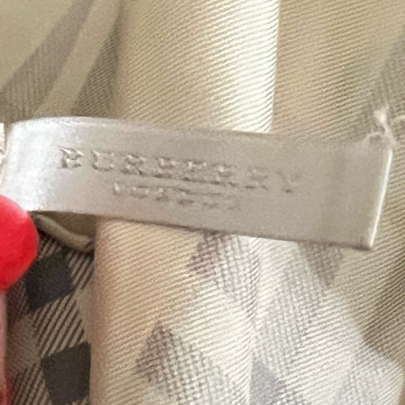 BURBERRY Scarf - Authentic - Picture 6 of 9